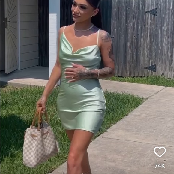 Beautiful chick satin Alice + Olivia summer dress - Picture 1 of 5